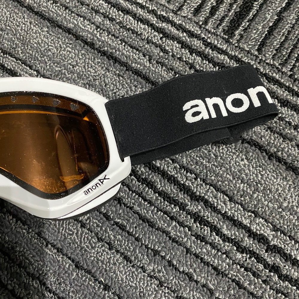 White Anon goggles with black strap,  orange lens